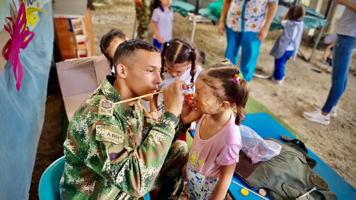 ComandanteBR14's tweet photo. Con pintucaritas, juegos y mucha diversión llegaron nuestros soldados de la #Brigada14 junto a la @PoliciaColombia, a brindar un espacio de recreación a los niños de las Instituciones Educativas Gotitas de Amor y Gotitas del Saber en el mpio de Segovia, Ant.

#SiempreATuLado https://t.co/mZVkoSV8DS