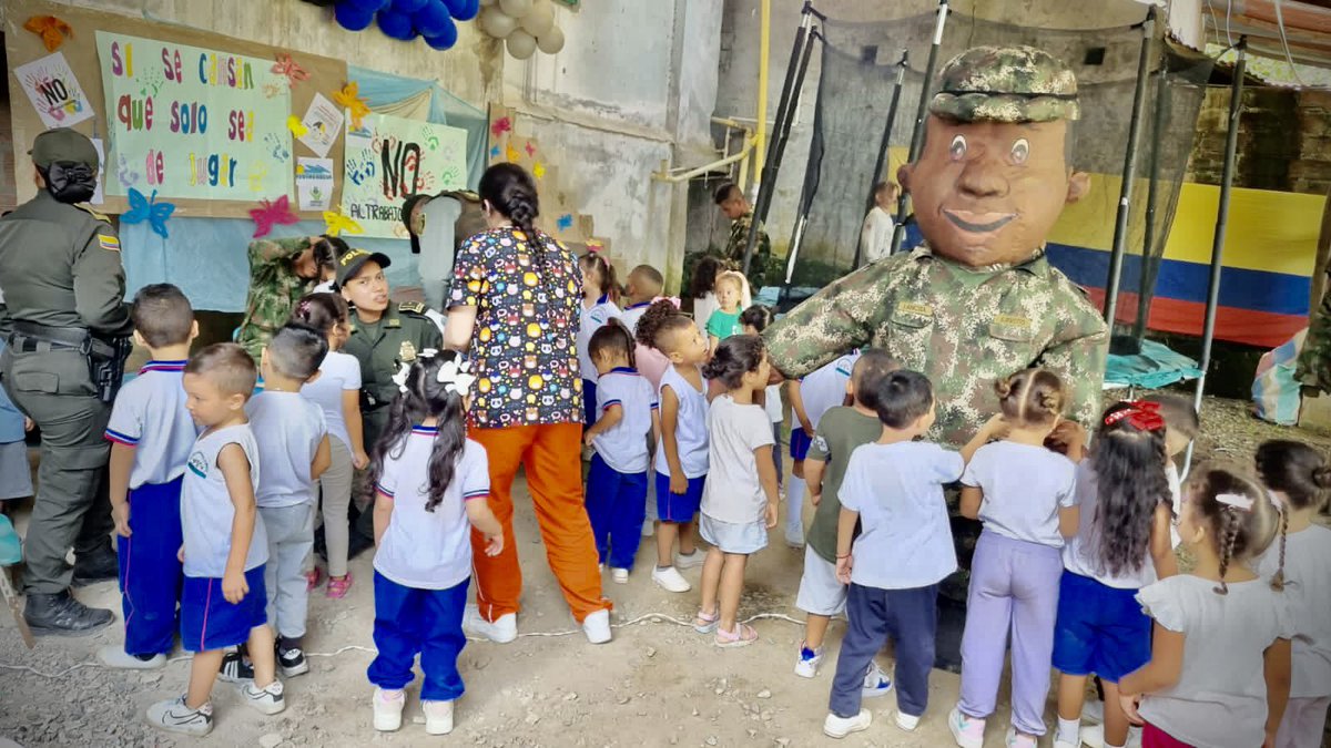 ComandanteBR14's tweet photo. Con pintucaritas, juegos y mucha diversión llegaron nuestros soldados de la #Brigada14 junto a la @PoliciaColombia, a brindar un espacio de recreación a los niños de las Instituciones Educativas Gotitas de Amor y Gotitas del Saber en el mpio de Segovia, Ant.

#SiempreATuLado https://t.co/mZVkoSV8DS