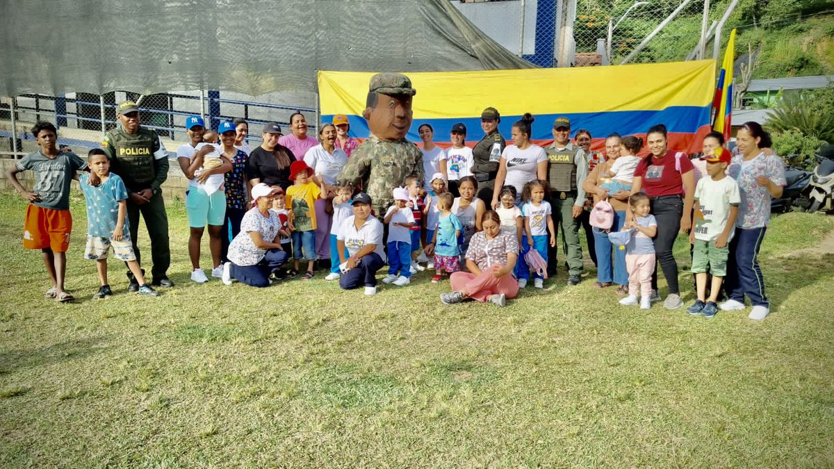 ComandanteBR14's tweet photo. Con pintucaritas, juegos y mucha diversión llegaron nuestros soldados de la #Brigada14 junto a la @PoliciaColombia, a brindar un espacio de recreación a los niños de las Instituciones Educativas Gotitas de Amor y Gotitas del Saber en el mpio de Segovia, Ant.

#SiempreATuLado https://t.co/mZVkoSV8DS