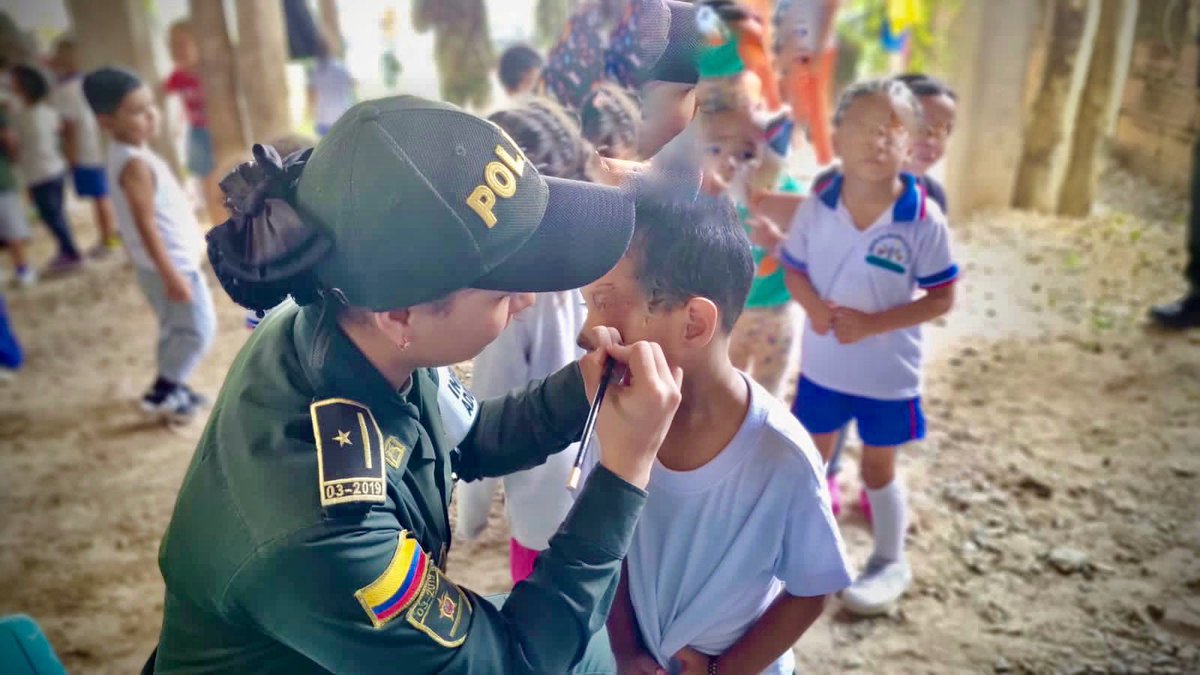 ComandanteBR14's tweet photo. Con pintucaritas, juegos y mucha diversión llegaron nuestros soldados de la #Brigada14 junto a la @PoliciaColombia, a brindar un espacio de recreación a los niños de las Instituciones Educativas Gotitas de Amor y Gotitas del Saber en el mpio de Segovia, Ant.

#SiempreATuLado https://t.co/mZVkoSV8DS
