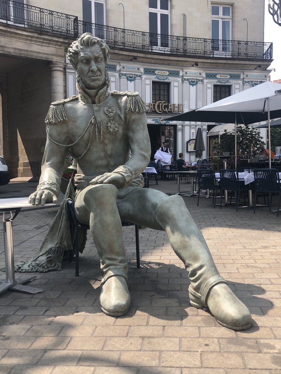 StephanePajot44's tweet photo. La Loire, Cambronne, Mellinet et la ville de Nantes, quatre statues de #Nantes qui ont quitté leurs socles respectifs pour faire une pause #VoyageàNantes ⁦@presseocean⁩ https://t.co/iE3HzF9WeF