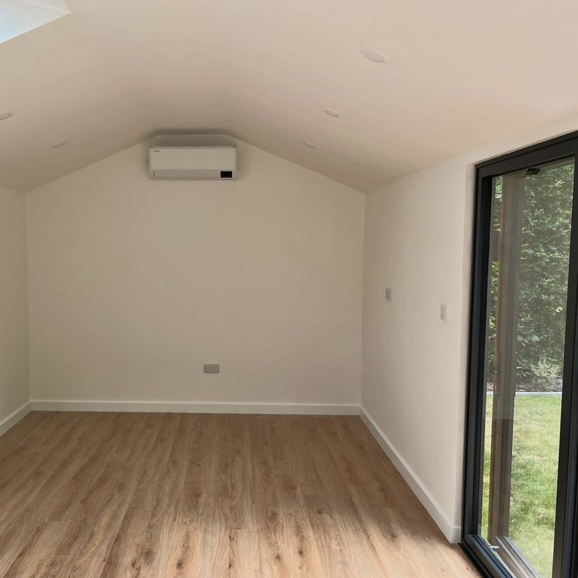 Feeling hot? Our newest garden room features a discreetly integrated air conditioning unit... but keep it hush-hush from friends, family, or they'll all come over!
primrose-projects.co
#primrose #gardenroom #gardenrooms #watford #Buckinghamshire #Hertfordshire