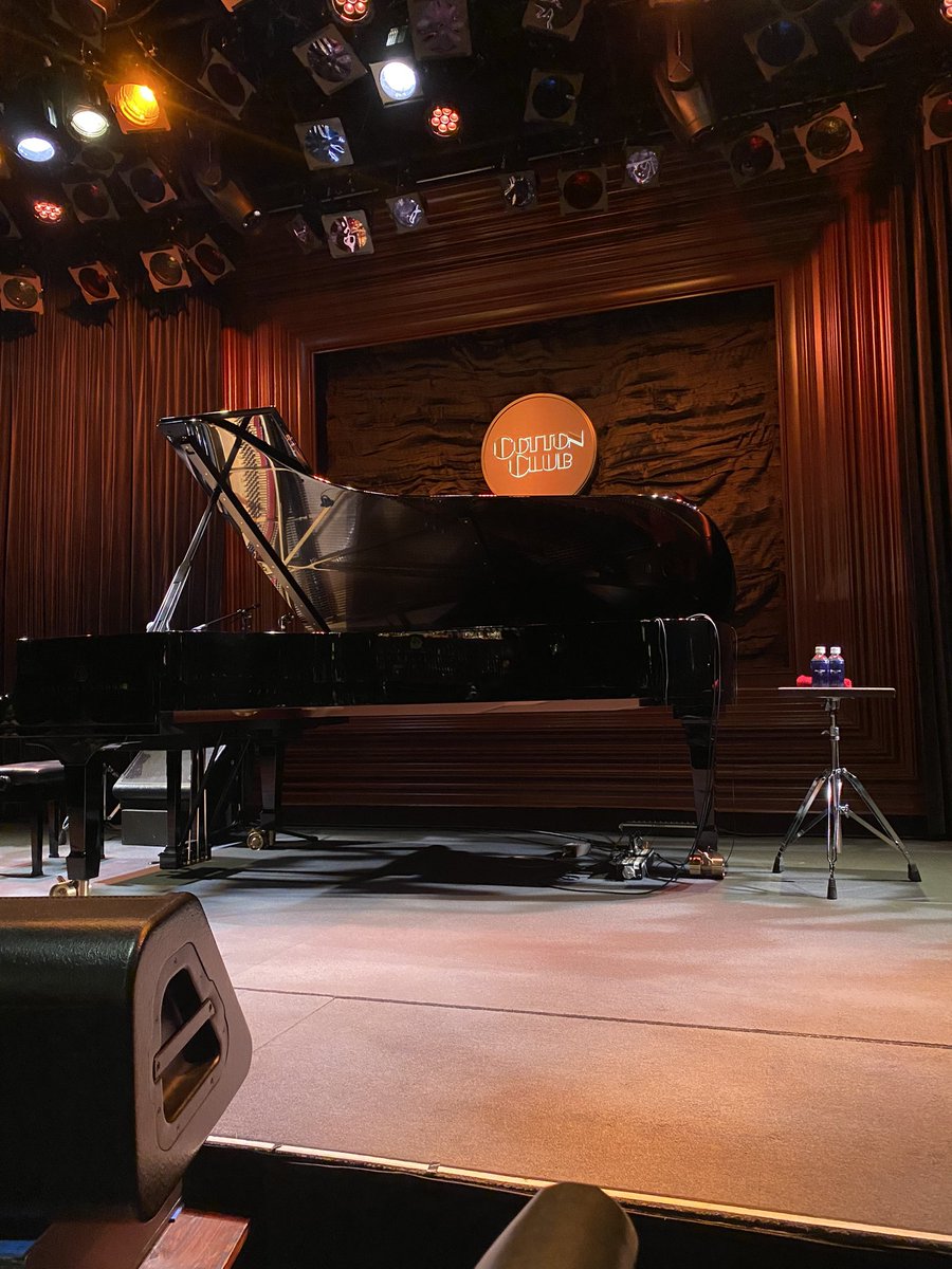 takemas13928201's tweet image. 相変わらずその場で演奏曲を決めている。今日はステージ上で、「この曲やりたいけど、大丈夫？」みたいな会話も聞かれ、結構楽しい。
演る曲を決めてから間もないのに、極上の演奏が繰り広げられる！圧倒的なプレイがたまらない。
#CécileMcLorinSalvant #SullivanFortner #丸の内コットンクラブ(3/3)