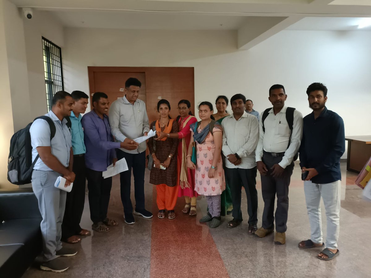HadliShiddu's tweet photo. @drmcsudhakar ಬಿಜೆಪಿ ಸರ್ಕಾರದ ಅವೈಜ್ಞಾನಿಕ ನೇಮಕಾತಿಯಿಂದ ಪದವಿ ಮಹಾವಿದ್ಯಾಲಯದಲ್ಲಿ ಸೇವೆ ಸಲ್ಲಿಸುತ್ತಿರುವ ಸುಮಾರು ಆರು ಸಾವಿರ ಅತಿಥಿ ಉಪನ್ಯಾಸಕರನ್ನು ಹೊರ ಹಾಕಿದ್ದಾರೆ ಮತ್ತೆ ತಾವುಗಳು ನಮಗೆ ಅವಕಾಶ ಮಾಡಿಕೊಡಿ ಸರ್ https://t.co/WNPc1cQxh4