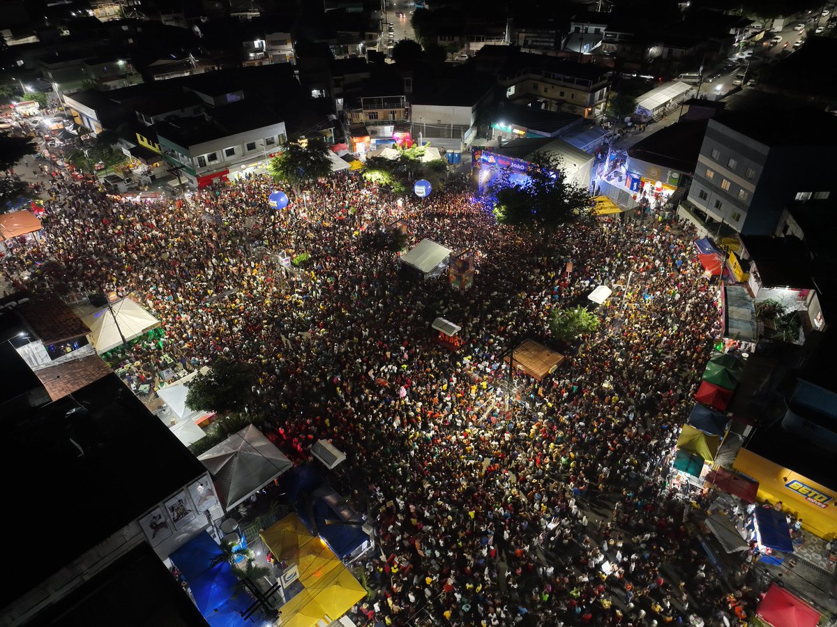sufotur's tweet photo. Festa em Paripe teve público estimado em 120 mil pessoas. Nomes como Saulo, Kevi Jonny, Nenho e Marcynho Sensação embalaram multidão na Praça João Martins
https://t.co/df3VKFPOGS
#SãoJoãoDaBahia #GovernoDaBahia #Sufotur https://t.co/EImyWuyYti