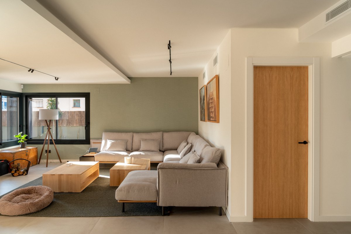 SancasShowroom's tweet image. La presencia de la #madera de roble en esta vivienda para idear un hogar lleno de #calidez . La luz #natural y la #decoracion tan cuidada, han conseguido crear un espacio muy especial. ¡Fijáos en cómo las sombras juegan con el color de la madera!
#woodworking #interiordesign