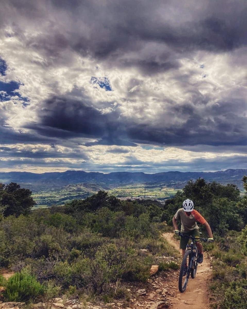 Dies de calor. Val la pena matinar per poder disfrutar del Territori. Després toca remullada al Lago💦🏊🏻‍♂️
Dias de calor. Vale la pena madrugar para disfrutar del Territori. Después toca baño en el Lago 💦🏊🏻‍♂️
#TERRITORILOPODALLBYINTENSE #INTENSE #INTENSEFORLIFE