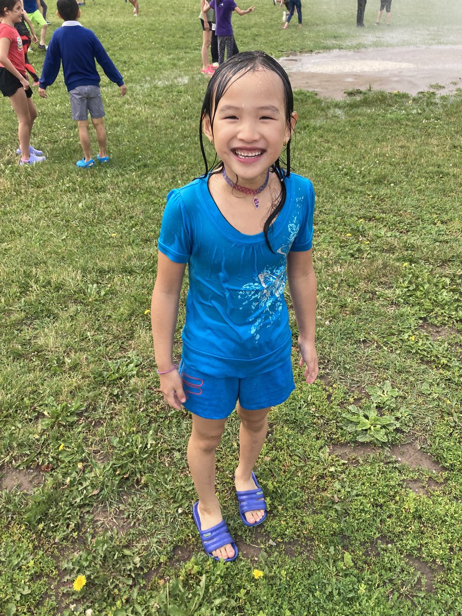 The students in Grade 1, 2 and 3, are enjoying the water spray! Thank you, Markham Fire Fighters. ⁦@JoelChiutsi⁩ ⁦<a href="/DomenicScuglia/">Domenic Scuglia -</a>⁩ ⁦<a href="/YCDSB/">York Catholic District School Board</a>⁩