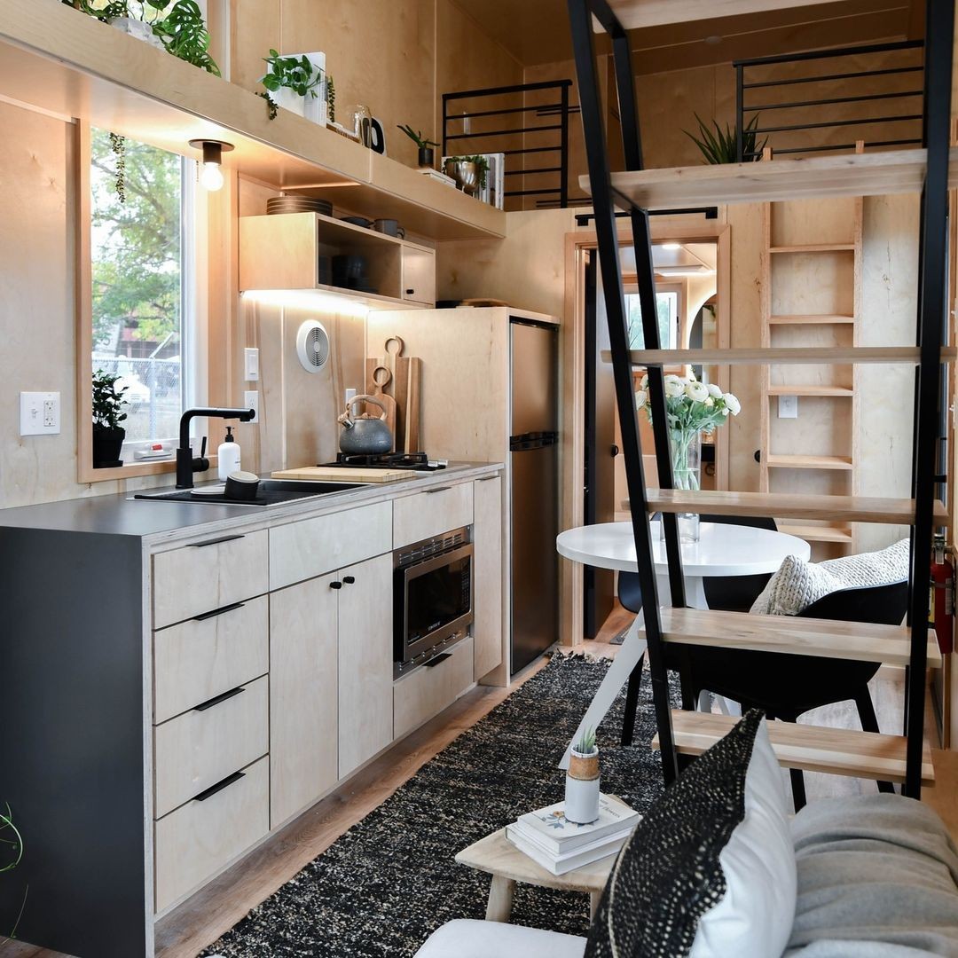 Tinyhouse_com's tweet photo. Step inside and be amazed by the sleek and stylish interior of this tiny home that perfectly balances comfort and contemporary design 🤩

https://t.co/s66p4KEnLB

🔨+📷: @truformtiny https://t.co/pI5rPJIfJm