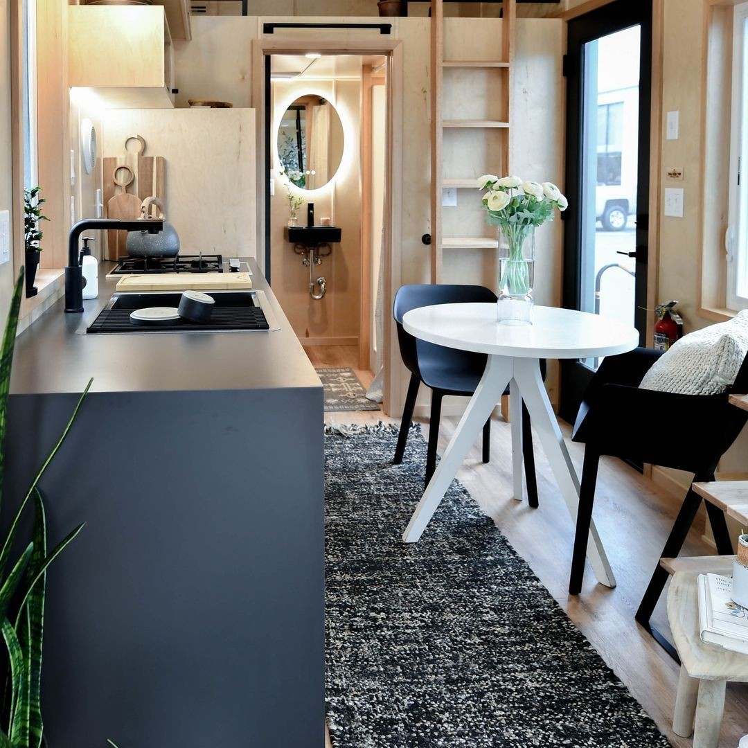 Tinyhouse_com's tweet photo. Step inside and be amazed by the sleek and stylish interior of this tiny home that perfectly balances comfort and contemporary design 🤩

https://t.co/s66p4KEnLB

🔨+📷: @truformtiny https://t.co/pI5rPJIfJm