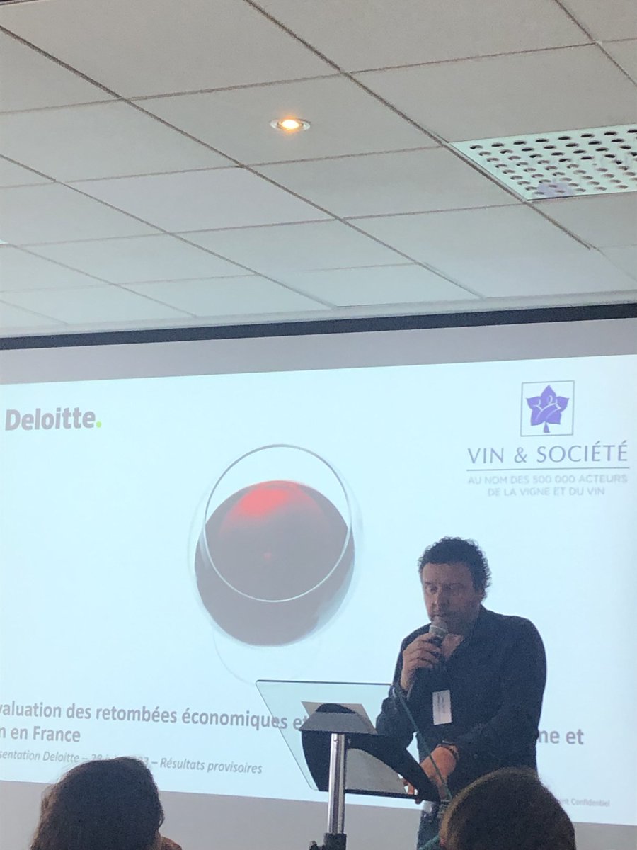 VouvrayGautier's tweet photo. Présentation de la consommation et des ventes de vins par vin et société et la team économique d’interloire ; passionnant ! #cnaoc #frvi #vigneronsindependants #cniv #elusduvin #touraine #vins #vinsvaldeloire https://t.co/ZIhv6ng7la