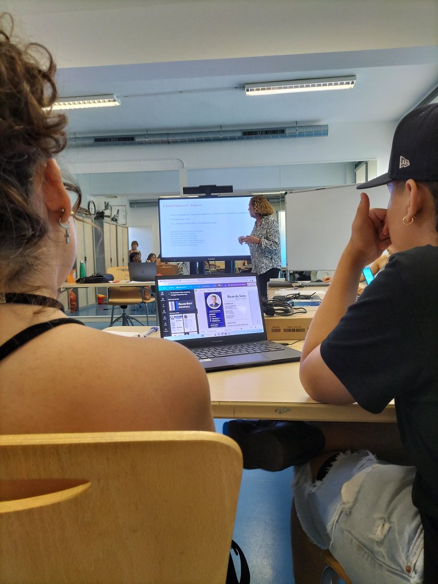 vernedalapau's tweet photo. Amb la Lali estem aprenent a fer el #Curriculum.
Buscar feina és una feina!!!!!
Amb la col.laboració de @barcelonactiva i de @Jomesve
#cv #placomunitari #laverneda #lapau #barcelonactiva https://t.co/mNCVzHc5Ye