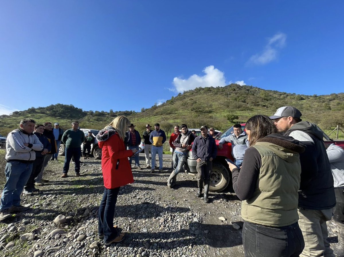 Noalguve's tweet image. ⁦@ximerincon⁩                          ¿No te vergüenza senadora, ponerte para la foto, en un día de sol, SIN BARRO, cuando ya pasó la tormenta? Que pretendes? Seguir engañando a la gente del Maule, para que te den votos y tú paseando? TE REPUDIO Y DESPRECIO ABSOLUTAMENTE‼️