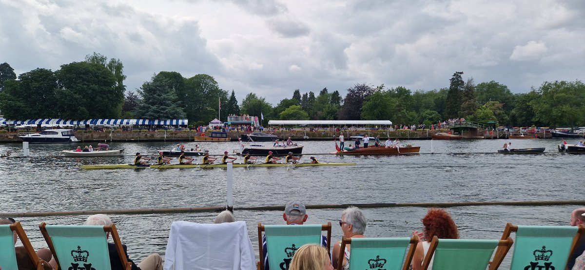 HamptonRowing's tweet photo. A super effort from the Hampton 1st VIII this afternoon - a really hard fought row against a top class @TeddiesRowing crew. Good luck for the rest of @HenleyRegatta. Thanks to all our amazing supporters! #HTID #backnextyear https://t.co/wGbZiWfhX7