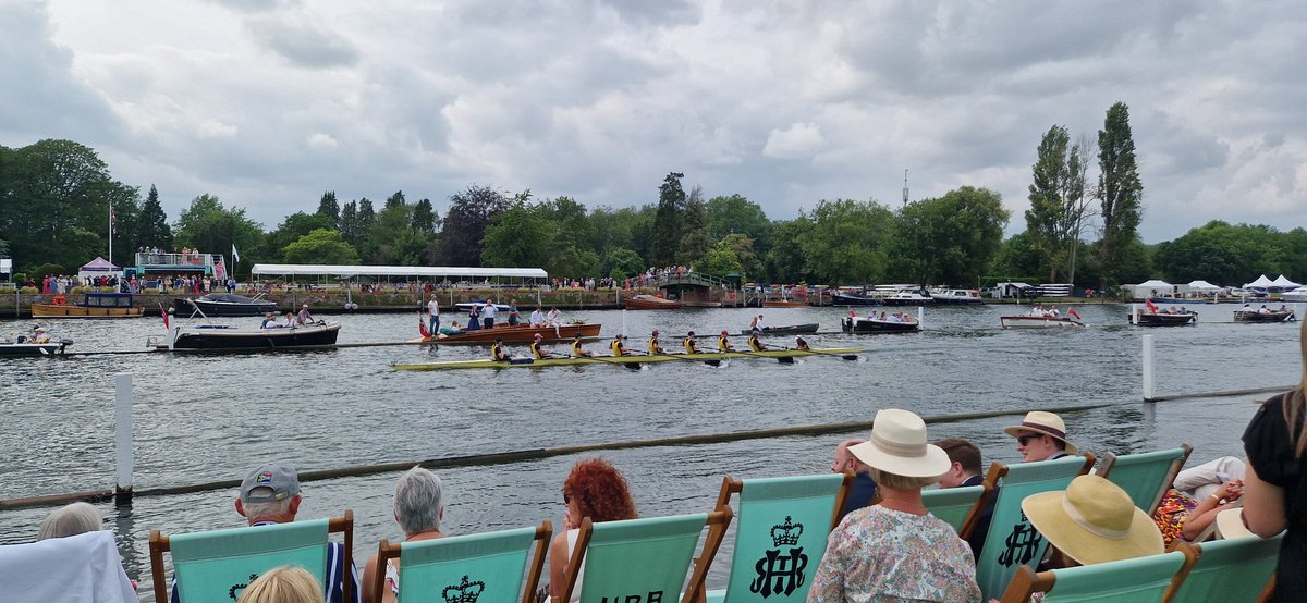 HamptonRowing's tweet photo. A super effort from the Hampton 1st VIII this afternoon - a really hard fought row against a top class @TeddiesRowing crew. Good luck for the rest of @HenleyRegatta. Thanks to all our amazing supporters! #HTID #backnextyear https://t.co/wGbZiWfhX7