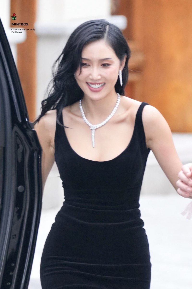 mamamoofiles's tweet photo. AN ANGEL #HWASA #화사 https://t.co/WNnBlPRU8k