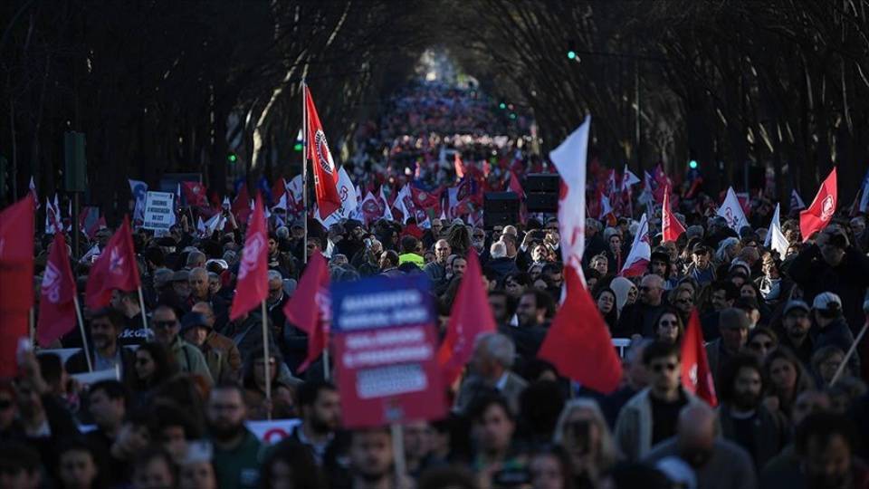 🔴 Portekiz'de işçiler, hayat pahalılığına karşı greve gitti: Portekiz'in en büyük işçi sendikalarından olan CGPT bugün kutlanan 'Ulusal Mücadele Günü' dolayısıyla yaptığı çağrılar kapsamında, farklı sektörlerde greve gidilerek gösteriler yapıldı. birgun.net/haber/portekiz…
