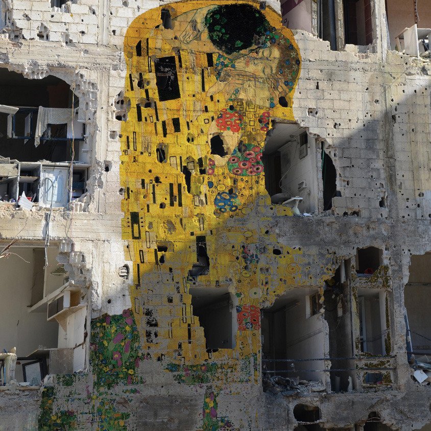 Klimt's painting 'The Kiss' on the walls of a devastated building in Syria.