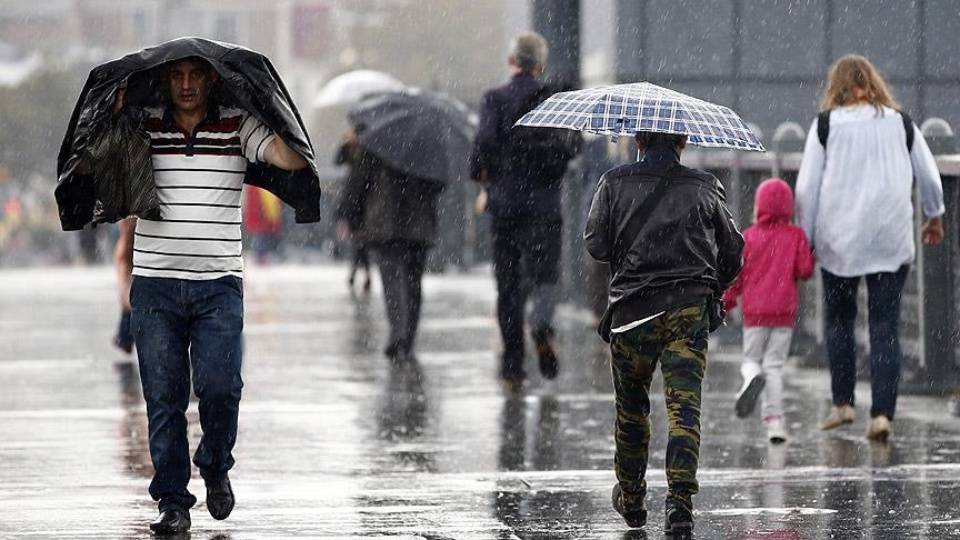 🔴 İstanbul Valiliği'nden sağanak yağış uyarısı: İstanbul Valiliği, kentte 29 Haziran Perşembe günü etkili olması beklenen sağanak yağışa karşı yurttaşları uyardı. birgun.net/haber/istanbul…