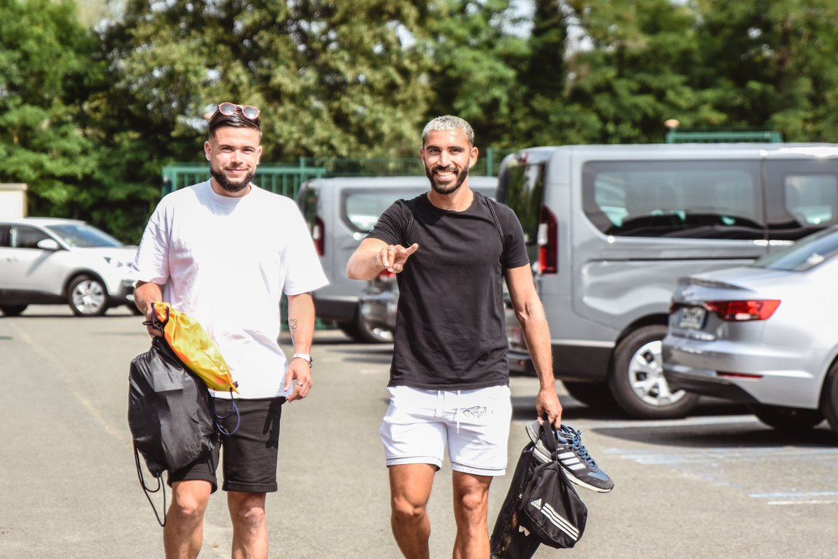 LEMANSFC's tweet photo. C’est la rentrée 👋
Avec le 𝑠𝑚𝑖𝑙𝑒 😃

#AllezLEMANSFC 🔴🟡 https://t.co/BpExpCd5N5