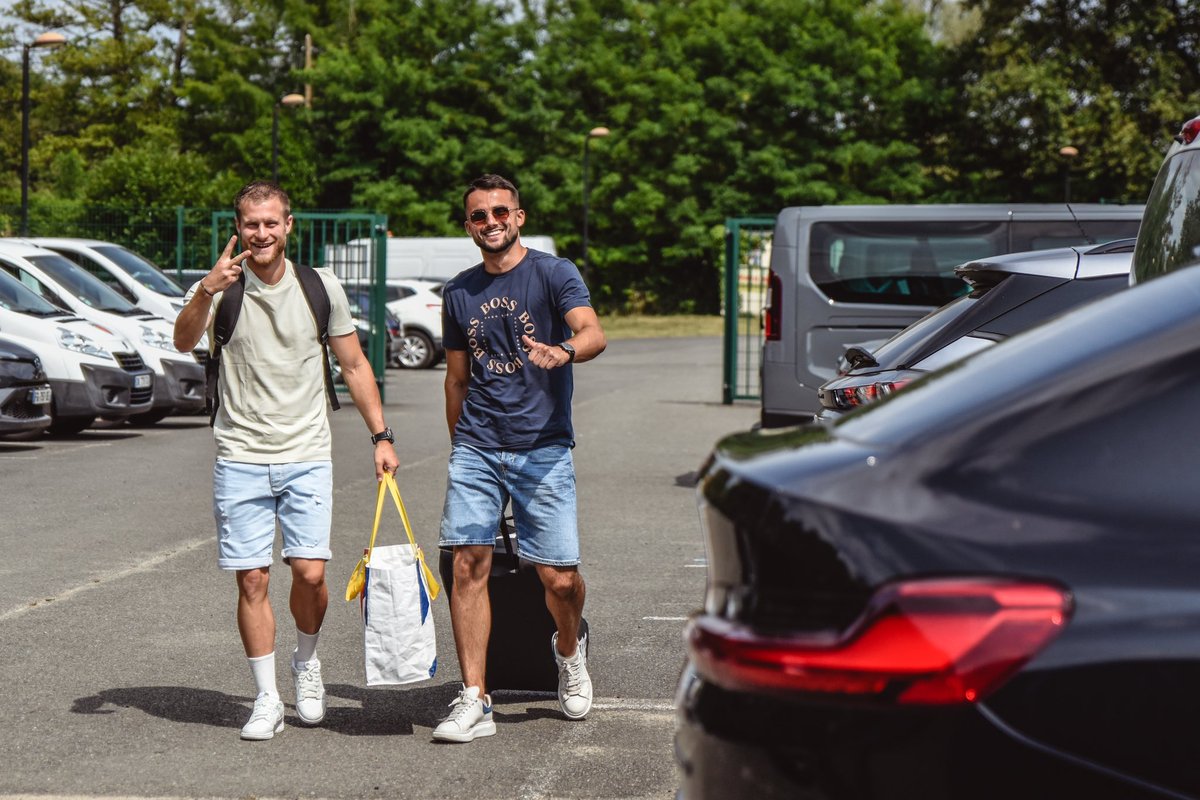 LEMANSFC's tweet photo. C’est la rentrée 👋
Avec le 𝑠𝑚𝑖𝑙𝑒 😃

#AllezLEMANSFC 🔴🟡 https://t.co/BpExpCd5N5