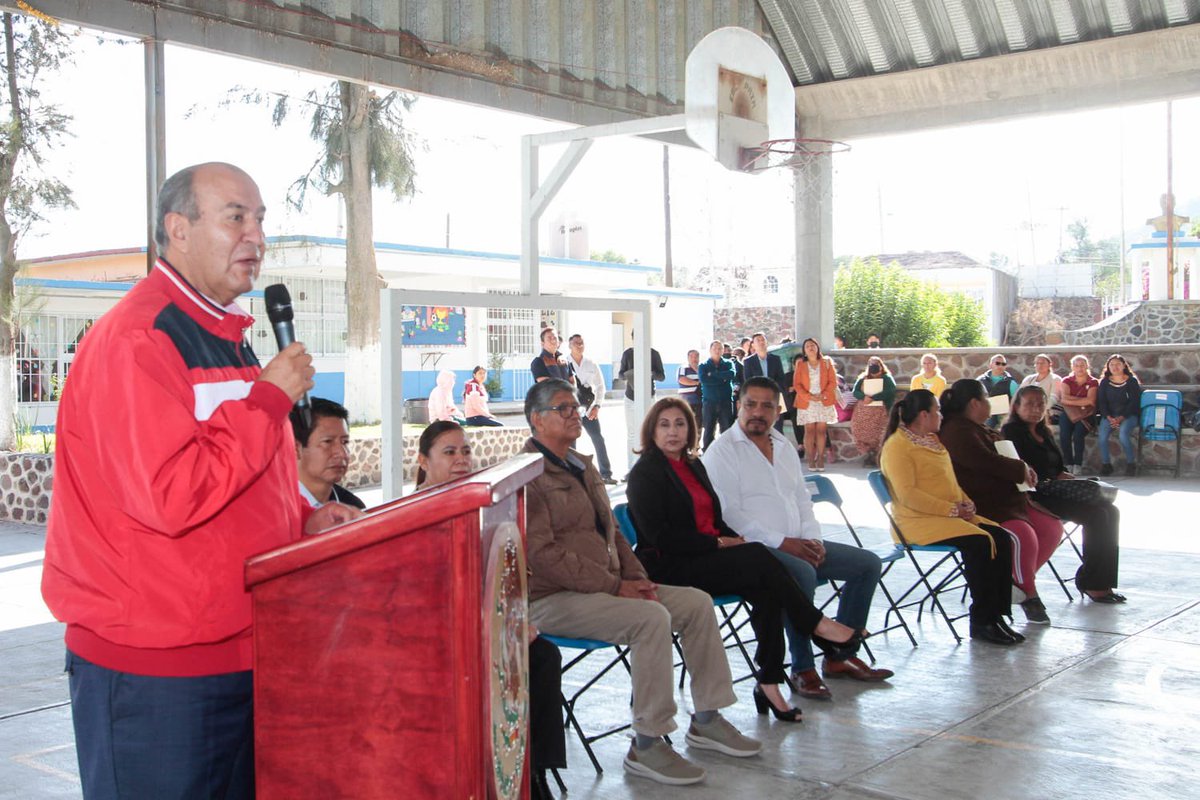 natycastrejonv's tweet photo. Inicio mi gira de este miércoles en la escuela primaria “Vicente Guerrero” de #Ajacuba donde se hace la entrega de los trabajos que permitieron impermeabilizar 600 m2 de techos, con una inversión de poco más de 145 mil pesos, en apoyo a la infraestructura física del plantel.
 
Así mismo, me permito compartirles que en Hidalgo contamos con un apoyo de material de papelería para 679 Jefes de Sector y Supervisores Escolares de educación básica, mismos que en breve se estarán entregando en todo nuestro estado a través de los Servicios Regionales.
 
#PrimeroLaEducación #NatyCastrejón