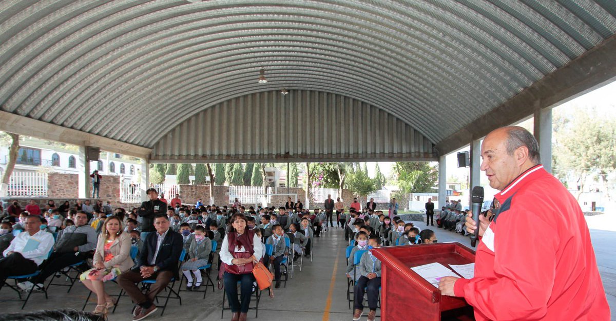 natycastrejonv's tweet photo. Inicio mi gira de este miércoles en la escuela primaria “Vicente Guerrero” de #Ajacuba donde se hace la entrega de los trabajos que permitieron impermeabilizar 600 m2 de techos, con una inversión de poco más de 145 mil pesos, en apoyo a la infraestructura física del plantel.
 
Así mismo, me permito compartirles que en Hidalgo contamos con un apoyo de material de papelería para 679 Jefes de Sector y Supervisores Escolares de educación básica, mismos que en breve se estarán entregando en todo nuestro estado a través de los Servicios Regionales.
 
#PrimeroLaEducación #NatyCastrejón