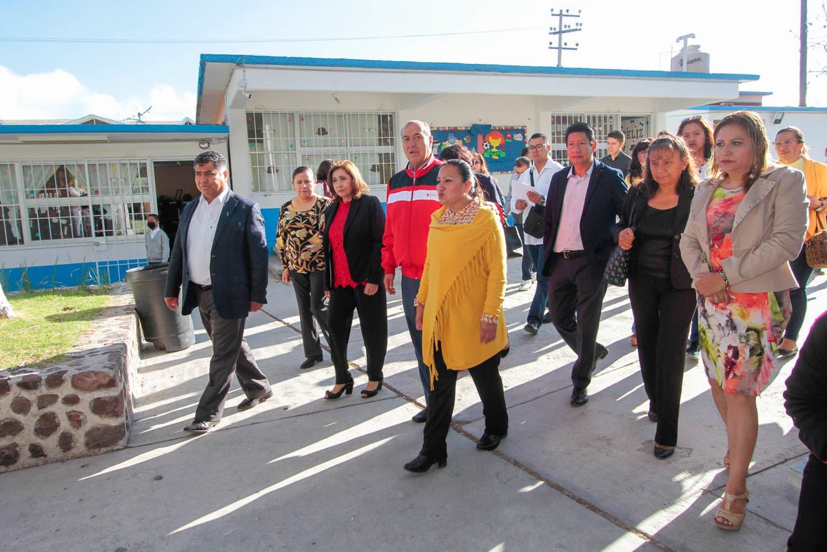 natycastrejonv's tweet photo. Inicio mi gira de este miércoles en la escuela primaria “Vicente Guerrero” de #Ajacuba donde se hace la entrega de los trabajos que permitieron impermeabilizar 600 m2 de techos, con una inversión de poco más de 145 mil pesos, en apoyo a la infraestructura física del plantel.
 
Así mismo, me permito compartirles que en Hidalgo contamos con un apoyo de material de papelería para 679 Jefes de Sector y Supervisores Escolares de educación básica, mismos que en breve se estarán entregando en todo nuestro estado a través de los Servicios Regionales.
 
#PrimeroLaEducación #NatyCastrejón