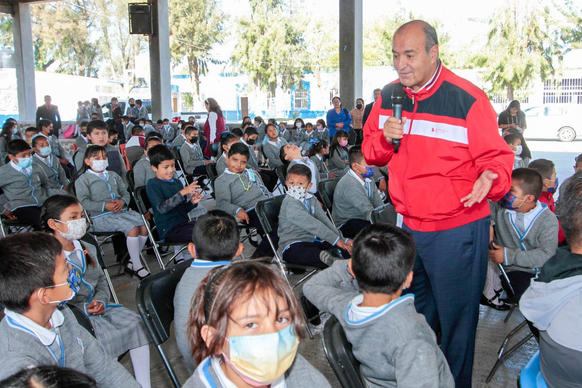 natycastrejonv's tweet photo. Inicio mi gira de este miércoles en la escuela primaria “Vicente Guerrero” de #Ajacuba donde se hace la entrega de los trabajos que permitieron impermeabilizar 600 m2 de techos, con una inversión de poco más de 145 mil pesos, en apoyo a la infraestructura física del plantel.
 
Así mismo, me permito compartirles que en Hidalgo contamos con un apoyo de material de papelería para 679 Jefes de Sector y Supervisores Escolares de educación básica, mismos que en breve se estarán entregando en todo nuestro estado a través de los Servicios Regionales.
 
#PrimeroLaEducación #NatyCastrejón