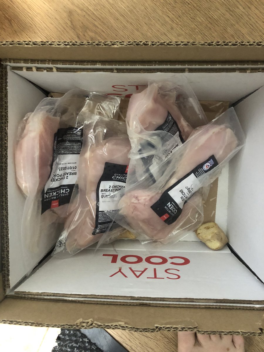 moakes_loo's tweet photo. @HelloFreshUK @goustocooking @TofooCo Thank You will check them out.  Have been very loyal to @goustocooking but they sent me (lifelong vegetarian) chicken (8 meals) with a £3.50 credit off next order thinking that would make it right!!! @VegTimes @Veganella_ https://t.co/NzE9yA1sA9