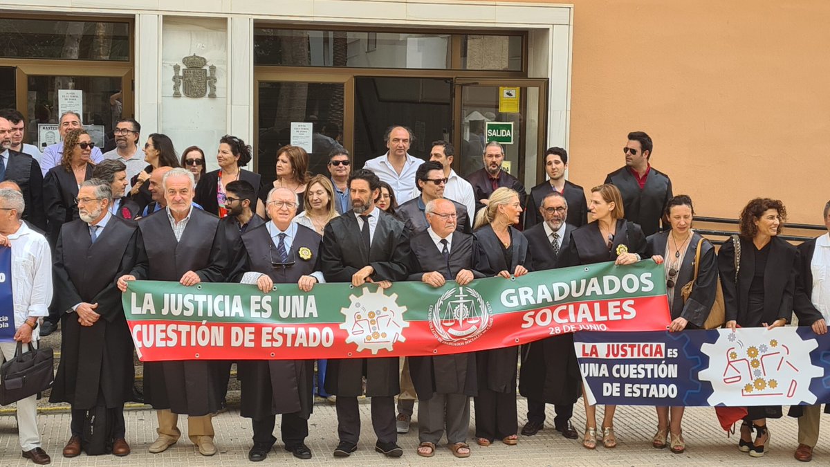 CGSCadiz's tweet photo. 📢 Los #GraduadosSociales de la provincia de #Cadiz se adhieren a la jornada de manifestaciones en demanda de soluciones para la #Justicia, al borde del colapso en España
👉 Accede a la noticia👇  
https://t.co/mogBzlHeXJ https://t.co/EXIBB3EM97