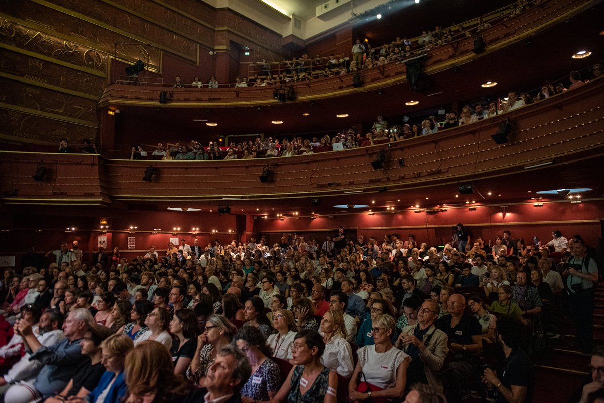 AnciensDuJDD's tweet photo. Plus de 1000 personnes étaient présentes hier soir à la soirée de soutien au #JDD organisée par @RSF_inter au @TheatreLibre_. 

Merci à toutes et tous. 
Votre soutien passe aussi par la caisse de grève. 
👉🏻 https://t.co/pKqUGixobN https://t.co/4JvSZew7Nh