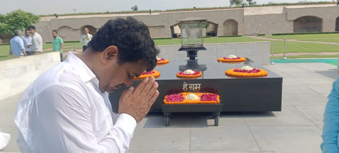 vijaykbandhu's tweet photo. आज दिल्ली में राजघाट पर जा करके राष्ट्रपिता महात्मा गांधी को नमन किया और संकल्प लिया। इस देश को जैसे अंग्रेजों से मुक्त कराया गया था उसी तरह से NPS और निजीकरण से इस देश को मुक्त कराया जायेगा।
#NPSनिजीकरणभारतछोड़ोयात्रा 
#vijaykumarbandhu 
#अटेवा 
#NMOPS https://t.co/V8Mo8r1zhX