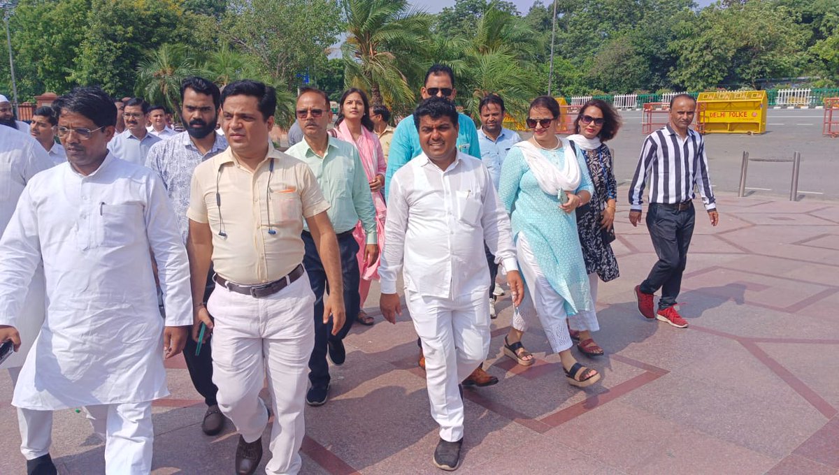 vijaykbandhu's tweet photo. आज दिल्ली में राजघाट पर जा करके राष्ट्रपिता महात्मा गांधी को नमन किया और संकल्प लिया। इस देश को जैसे अंग्रेजों से मुक्त कराया गया था उसी तरह से NPS और निजीकरण से इस देश को मुक्त कराया जायेगा।
#NPSनिजीकरणभारतछोड़ोयात्रा 
#vijaykumarbandhu 
#अटेवा 
#NMOPS https://t.co/V8Mo8r1zhX