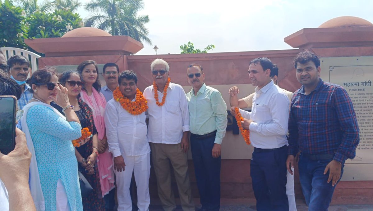 vijaykbandhu's tweet photo. आज दिल्ली में राजघाट पर जा करके राष्ट्रपिता महात्मा गांधी को नमन किया और संकल्प लिया। इस देश को जैसे अंग्रेजों से मुक्त कराया गया था उसी तरह से NPS और निजीकरण से इस देश को मुक्त कराया जायेगा।
#NPSनिजीकरणभारतछोड़ोयात्रा 
#vijaykumarbandhu 
#अटेवा 
#NMOPS https://t.co/V8Mo8r1zhX