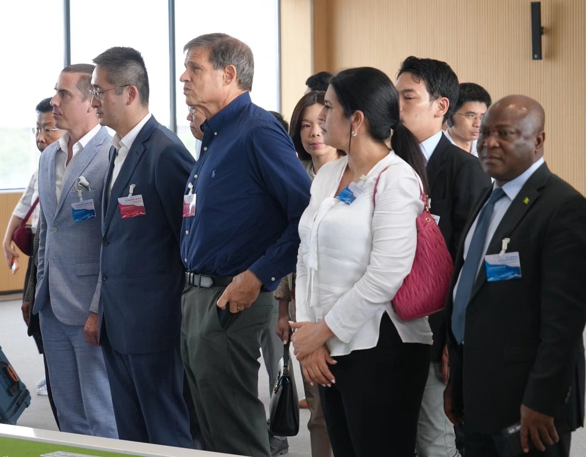 On Wednesday, a 70-strong delegation of foreign diplomats and business leaders from #HongKong visited the CR Express Massing Center in Xi'an International Trade and Logistics Park, an economic pilot zone established by Shaanxi province in Northwest China.(Lesley Liu/ China Daily)