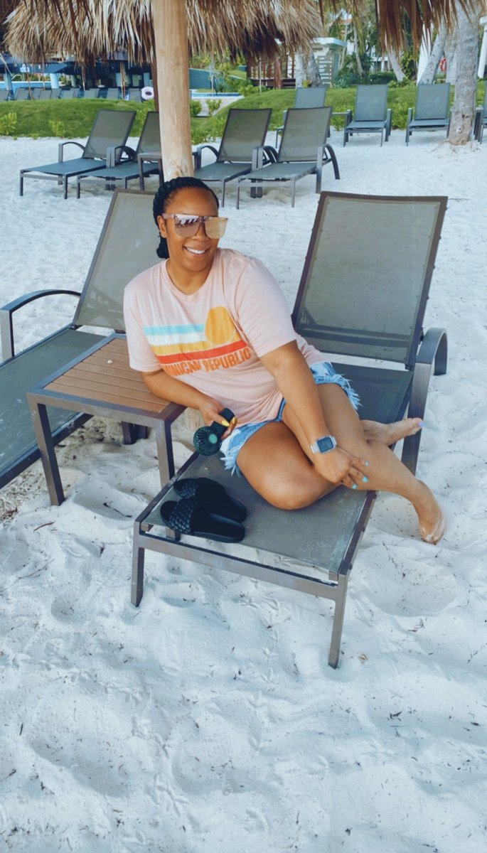 MissSunniD's tweet photo. Ran straight to the beach 🏖️ once we landed &amp; grabbed a drink 🍹 lol https://t.co/CKvIGRY3QL