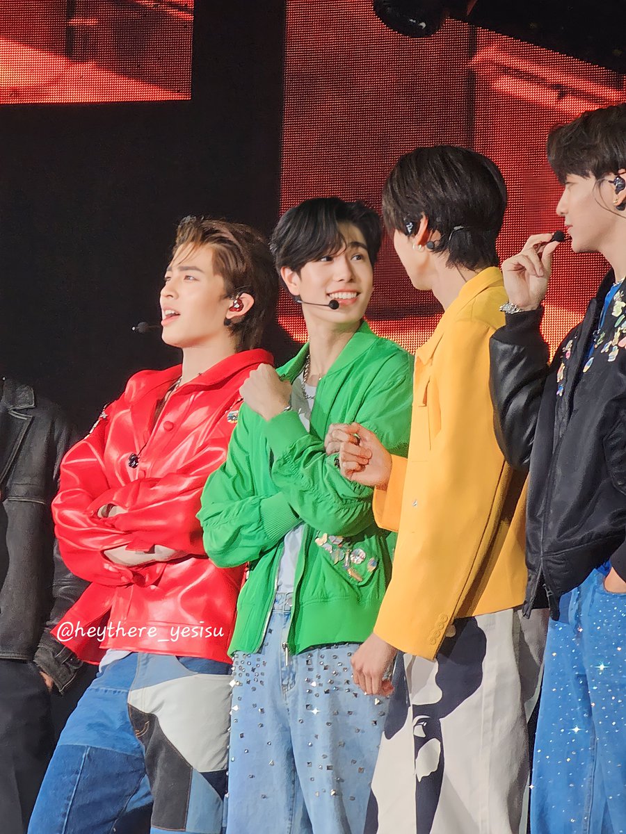 heythereyesisu's tweet photo. 🔴🟢🟡🔵
#lolfanfest2023
#lolfanfest2023d2
#loveoutloud
#loveolution
#pondphuwin
#ppnaravit
#phuwintang
#joongdunk
#joongchen
#dunknatachai https://t.co/a5AIFCiuVG