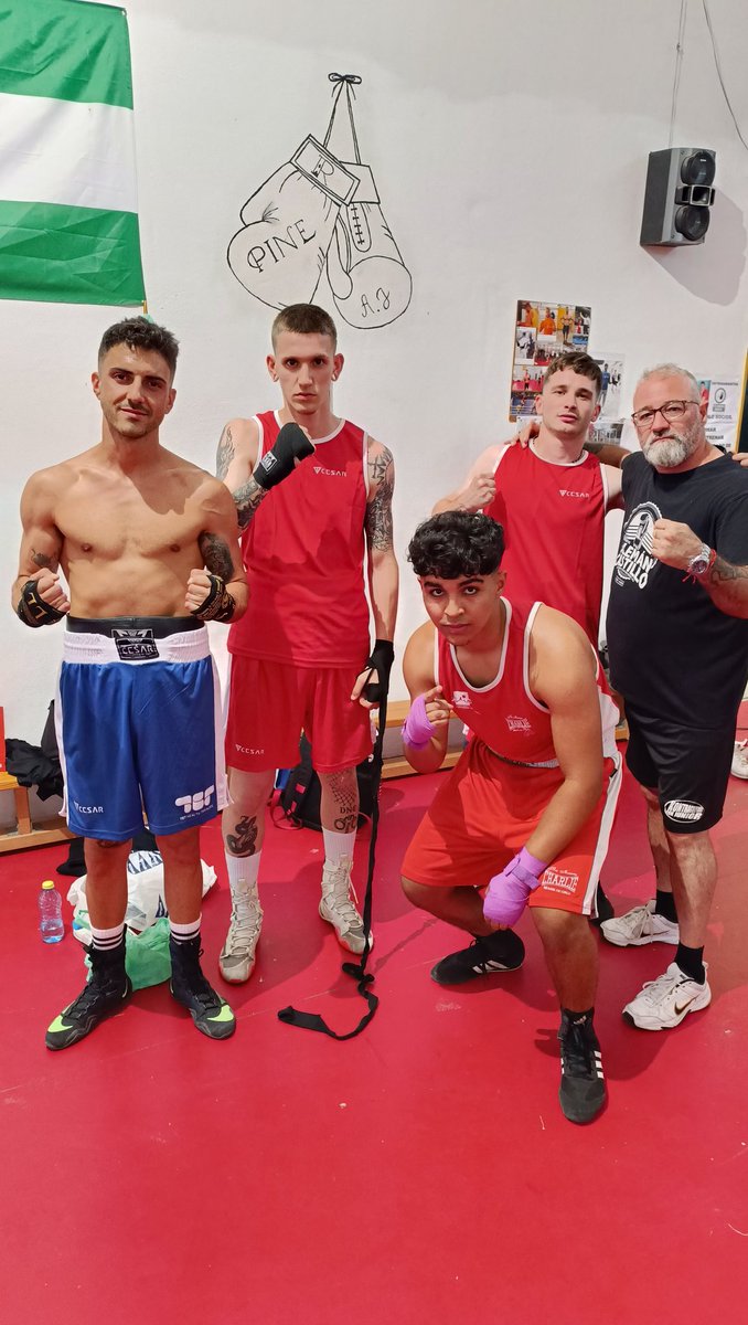 BoxeoAleman's tweet photo. 📸 Foto de una parte del equipo de competición del club Alemán Castillo en la pasada velada que tuvo lugar en 📌 Los Almendros (Almería).

Resultados negativos para el club, con 2 derrotas, 1 empate y 1 victoria.

#Boxeo #BoxeoAmateur #BoxeoEspañol #TeamAleman https://t.co/phfVyukUoq