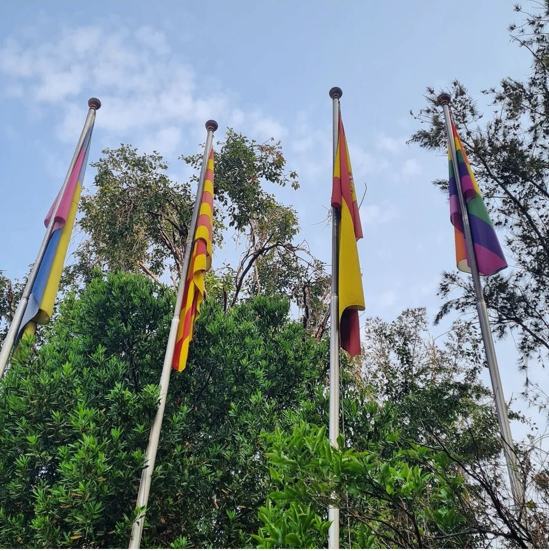 DecidimRipollet's tweet photo. Avui a #Ripollet oneja la bandera #LGTBI a l'Ajuntament, però no sempre ha estat així! #ripoLGTBI #OrgullRipo https://t.co/13GPFcBk8g