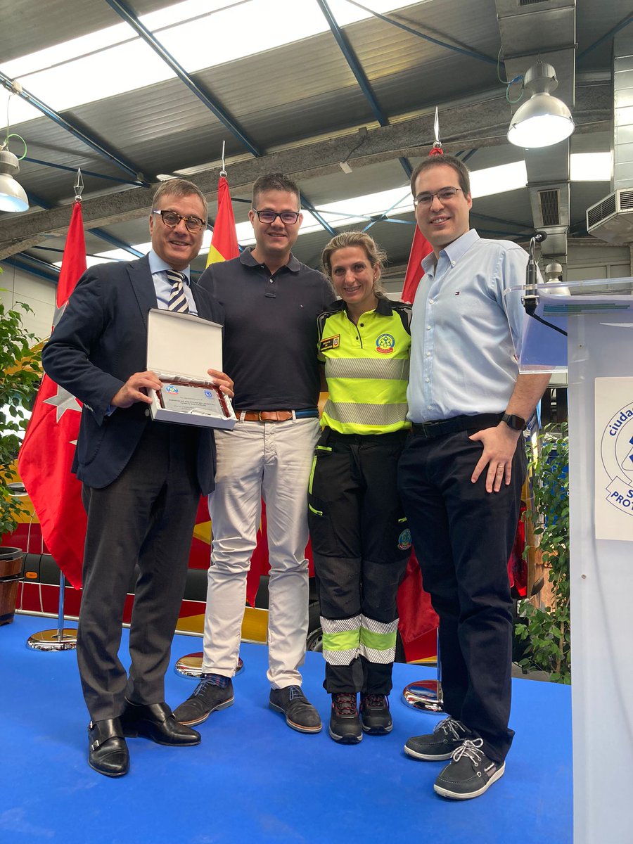 anestesiaHCSC's tweet photo. Hoy nuestro está de enhorabuena!☀️🍾Hemos recibido una placa por parte del ayuntamiento de @MADRID por nuestra colaboración con el @SAMUR_PC con nuestro curso teórico, simulación y práctico organizado por #fernandosomoza, @JulioMarcotegui @lsanteserna y todos los colaboradores 🥰 https://t.co/bMo3iLtb0h