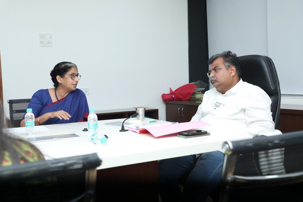 RaviDadaChavan's tweet photo. एसएनडीटी महिला विद्यापीठाच्या प्रस्तावित पालघर शैक्षणिक परिसर विकासाबाबत व कौशल्य विकास व रोजगारक्षम अभ्यासक्रम सुरु करण्याच्या प्रस्तावाच्या अनुषंगाने आज बैठक पार पडली.

महिला विद्यापीठाच्या या स्कील डेव्हलपमेंट सेंटरचा नजीकच्या काळात पालघरसारख्या आदिवासी बहुल जिल्ह्यातील युवतींना जास्तीत जास्त फायदा मिळू शकतो व याच ठिकाणी त्यां��ा रोजगाराचे साधन उपलब्ध होऊ शकेल, असे सांगितले.

या बैठकीला एसएनडीटी महिला विद्यापीठाच्यावतीने सादरीकरण करण्यात आले. याप्रसंगी विद्यापीठाच्या कुलगुरु प्रो.उज्ज्वला चक्रदेव, कुलसचिव विलास नांदवडेकर व अन्य अधिकारी उपस्थित होते.

#palghar #students #education #tribal #people #skilldevelopment #women #WomenEmpowerment #BJP #BJP4Maharashtra #BJP4महाराष्ट्र #Maharashtra
#बीजेपी #Dombivali #महाराष्ट्र #RavindraChavan #रविंद्र_चव्हाण
#PWD #डोंबिवली #डोंबिवलीकर
#Dombivli
#NarendraModi
#India #PMModi