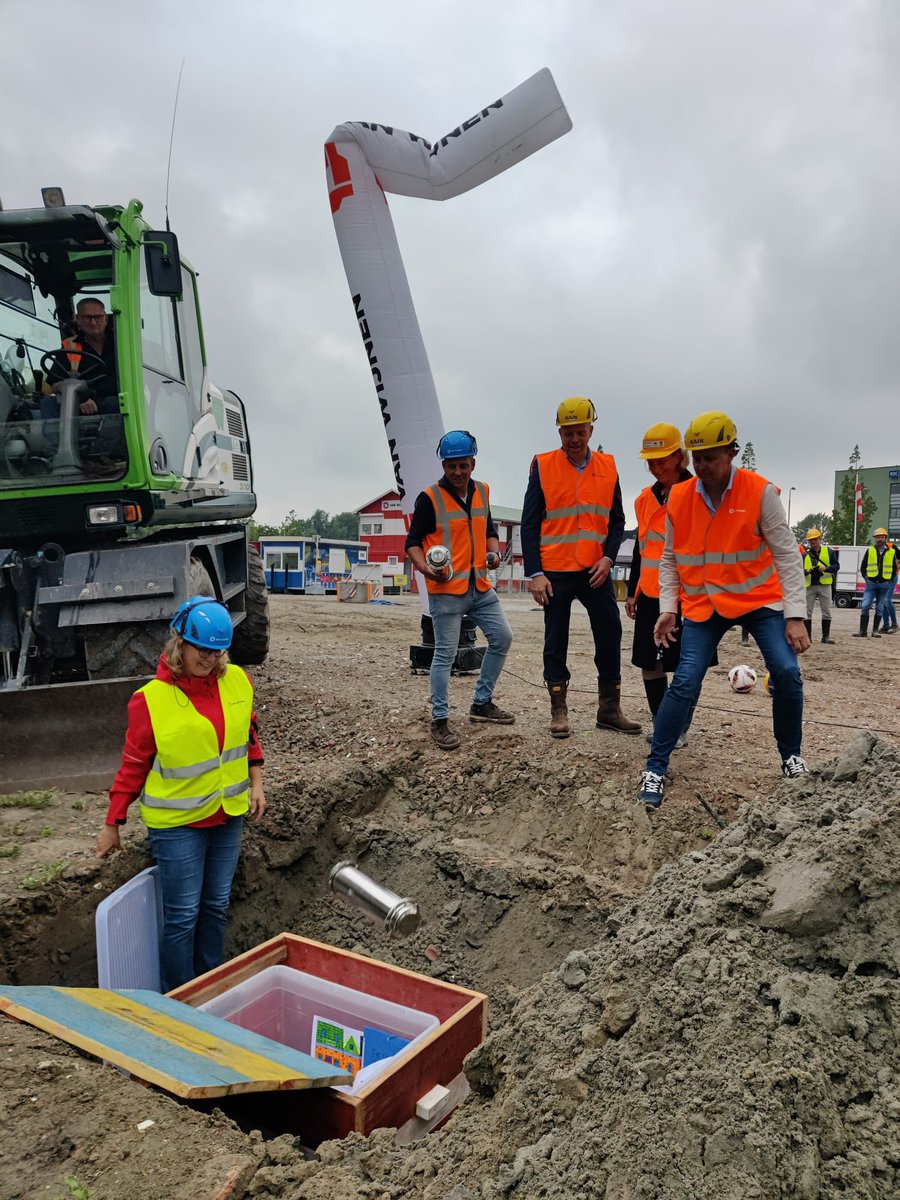 Weer een belangrijke en mooie mijlpaal: het hoogste punt van het nieuwe stadion van <a href="/SCCambuurLwd/">SC Cambuur</a> en de nieuwe locatie van @rocfriesepoort . Een belangrijk project voor vele inwoners van de <a href="/Gemeente_Lwd/">Gemeente Leeuwarden</a> en omgeving. Dank aan <a href="/VanWijnenGroep/">Van Wijnen</a> voor het realiseren.