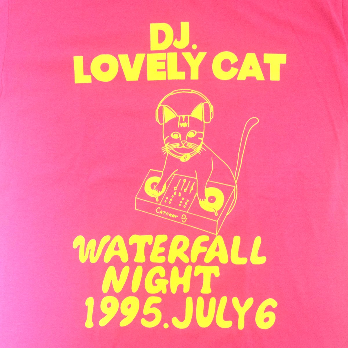WATERFALL1989's tweet photo. 【本日,2023SS新商品が一気にネット通販に登場】
2023SSの新色はビビッドなピンク♪
#フェス #クラブ ではぐれてもスグ見つかる☆
#邦ロック #猫好き に
「#DJ #ねこ #ロック #Tシャツ」
新色Pink
https://t.co/9jvCjvNFu8
Black
https://t.co/N7T7yQlJy7
#Shopby #猫がいる幸せ #猫のいる暮らし https://t.co/2W80K7GtFX