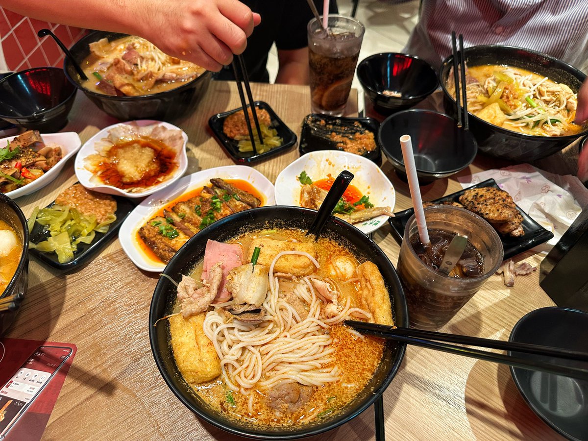 主持完了该干嘛呢 当然是干饭啦～
在香港 晚上10点后想吃到一碗面真不容易😫
走了五里路终于吃上了！看我吃的什么🫣 https://t.co/7MQIdZlyH8