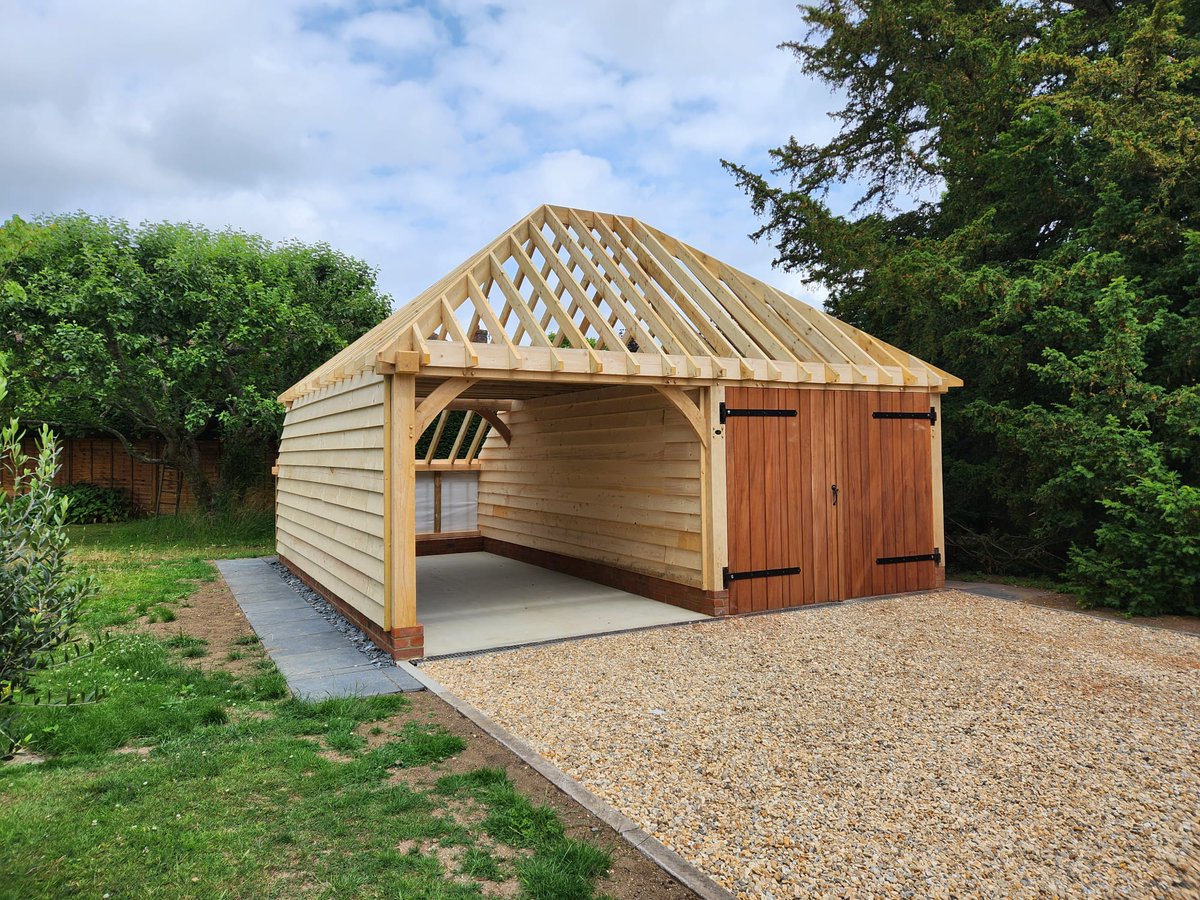 CrownOakBuildin's tweet photo. An oak framed garage assembled this week ready for the clients roofer to put the tiles on. 
#oak #carpentry #greenoak #oakframing #oakframedgarage #garages #oakbuildings #oakposts #oakbeams #softwoodweatherboard #hardwooddoors #Surrey #UK https://t.co/CL4O6UfbPf