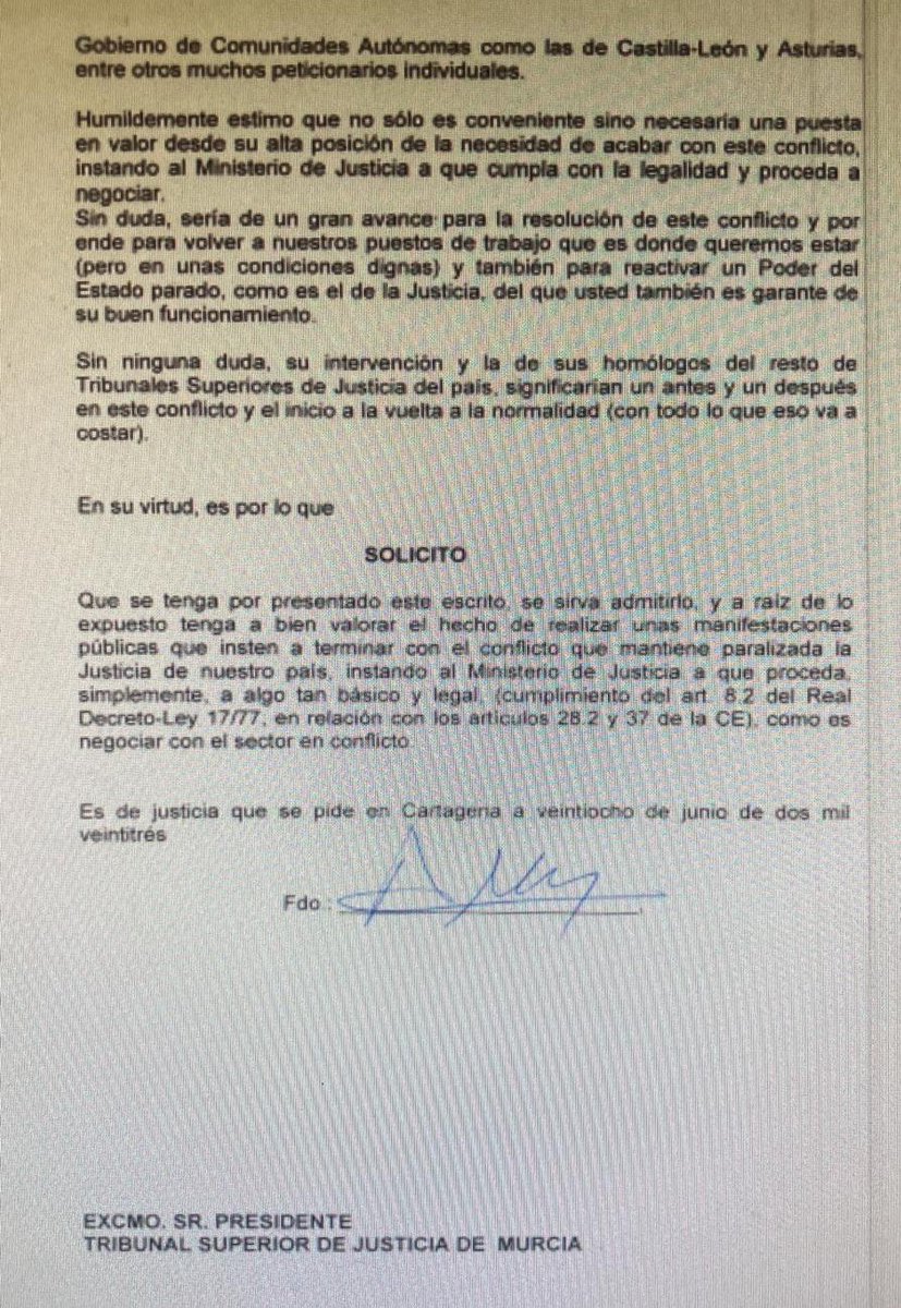 rosabelrguez's tweet photo. Funcionarios presentan un escrito a Miguel Pasqual del Riquelme, presidente del @TSJMurcia, en el que le urgen a mediar ante @justiciagob para solucionar el conflicto y evitar el colapso de la Justicia @poderjudicialEs @EFE_Murcia @EPMurcia @lanuevaespana #HuelgaJusticia72Dias https://t.co/s3XuL2zBAm