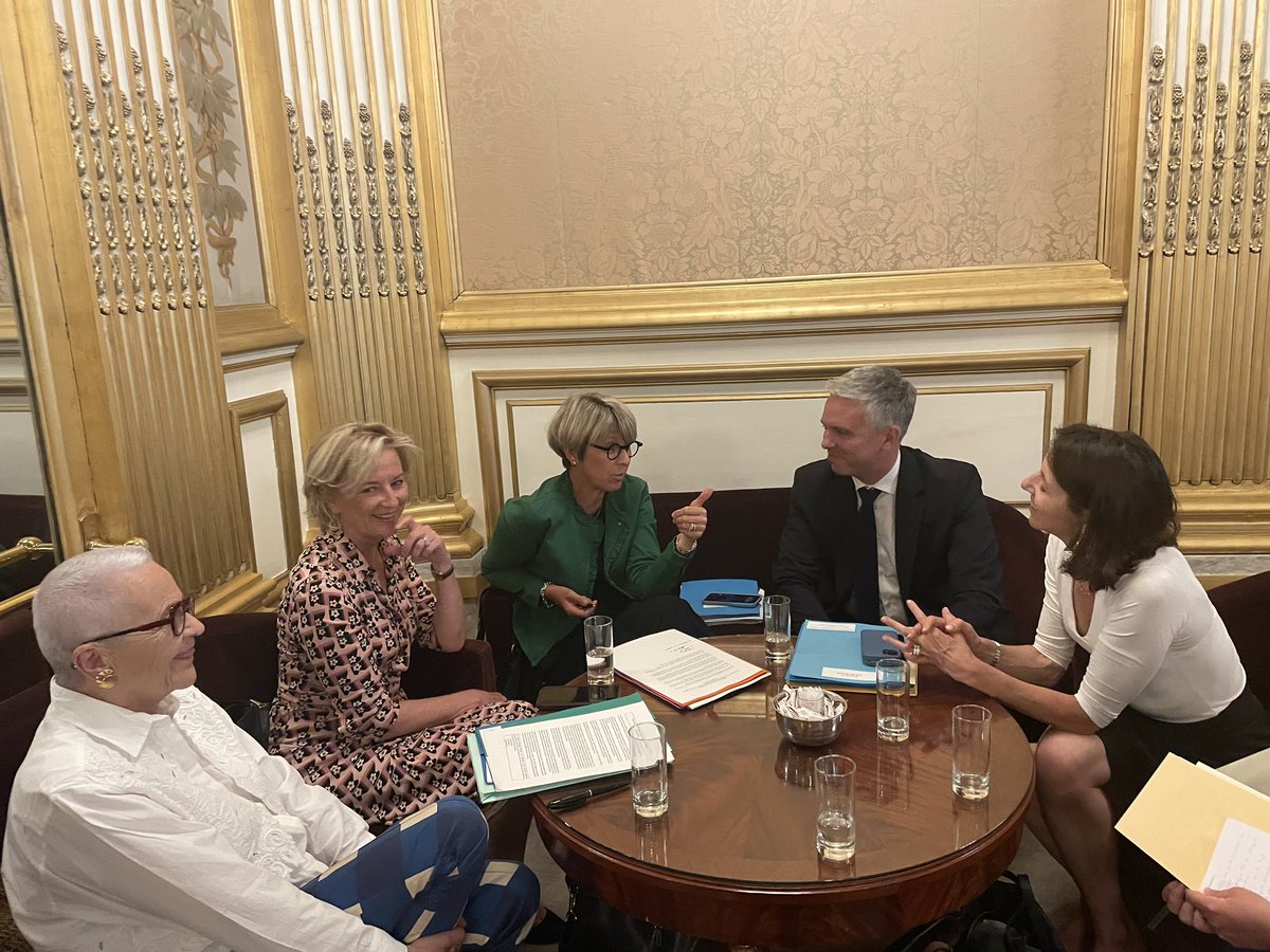 Discussions sur la sensibilisation et la réglementation 🇪🇺 autour des protections périodiques : il y a encore du chemin à faire pour mieux protéger les utilisatrices. 

Merci à <a href="/FrancoiseGatel/">Françoise GATEL</a>, <a href="/AnnickBillon/">Annick Billon</a> et <a href="/E_Doineau/">Elisabeth Doineau</a>, engagées pour la sécurité sanitaire des femmes 🇪🇺 et 🇫🇷 !