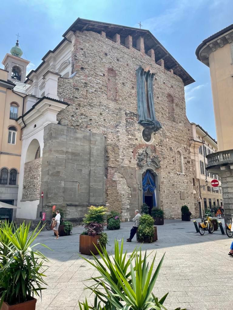 CheiDeBerghem's tweet photo. La Chiesa di Santo Spirito nella foto di Eledovevai per Bar La Coquette... #bergamo #cheideberghem #berghem https://t.co/VYSEtmVSAO