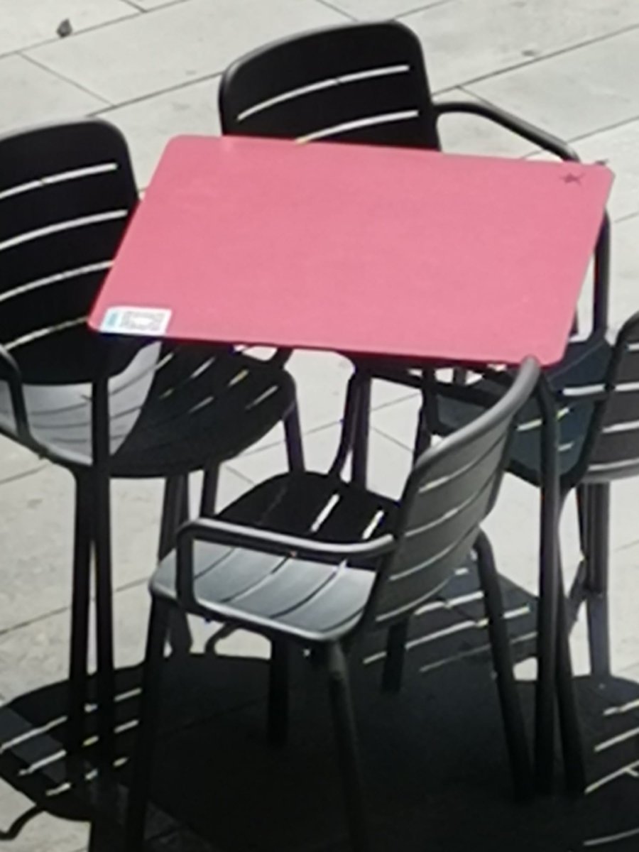 Per iniciativa pròpia d'alguns restauradors de la plaça Masadas, en concret els negocis de l'Empanat i la Sofia, empatitzant amb el veïnat i conscients del soroll que inevitablement feien les cadires metàl.liques, les han canviat totes per unes de resina. Gràcies!!